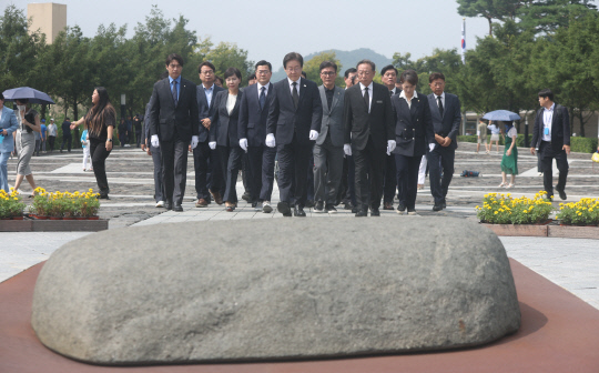이재명 더불어민주당 대표 등 지도부가 8일 오전 경남 김해시 진영읍 봉하마을 노무현 전 대통령 묘역을 참배하며 너럭바위로 향하고 있다. 연합뉴스